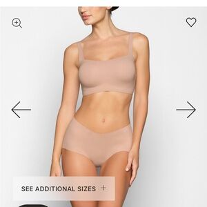 Skims Naked Scoop Bralette